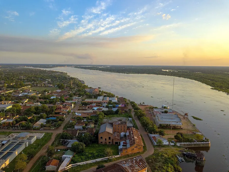 Vista aérea de Concepción y el río Paraguay al atardecer