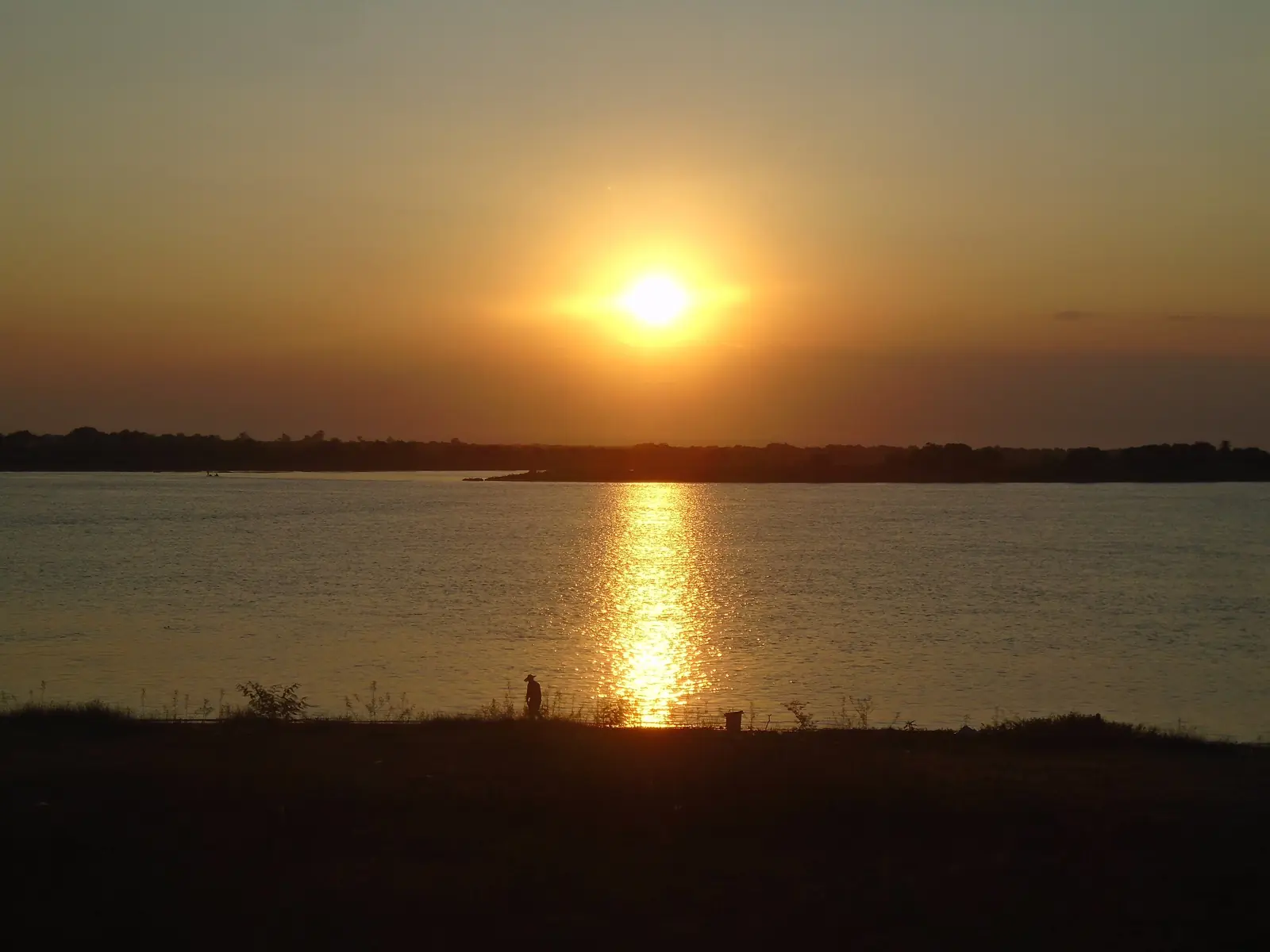 El sol se pone sobre el río Paraguay frente a Concepción